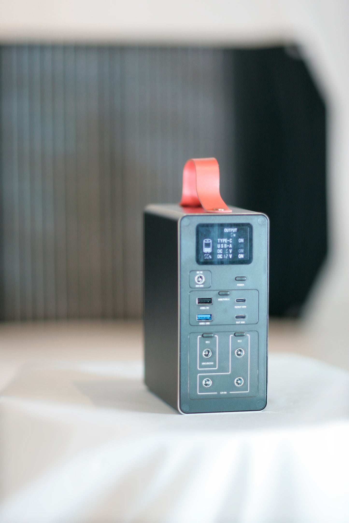 Gron Zone GZ200-virta-asema ja SD90-aurinkopaneeli taustalla